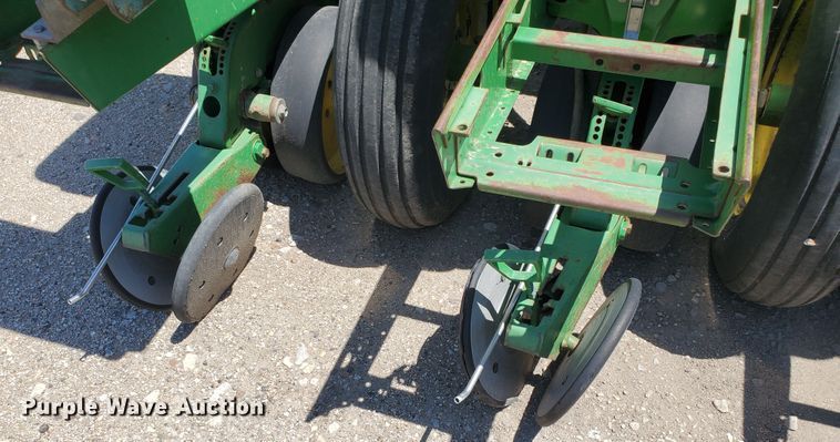 image for item IT9752 John Deere 7200 Max Emerge 2  planter