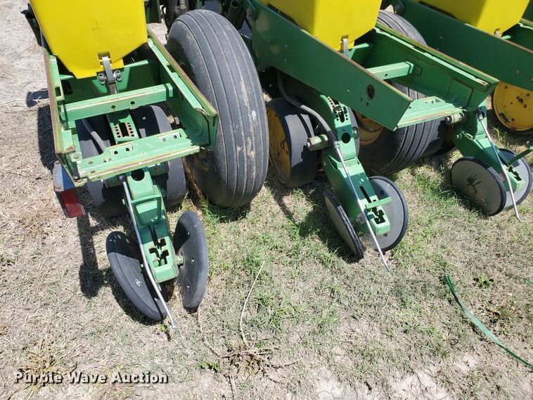 image for item IT9752 John Deere 7200 Max Emerge 2  planter