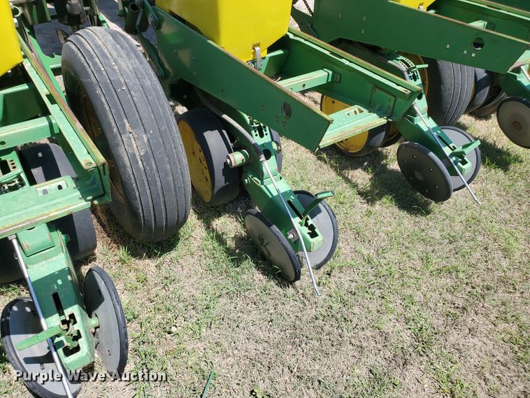 image for item IT9752 John Deere 7200 Max Emerge 2  planter