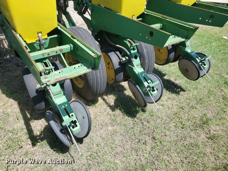 image for item IT9752 John Deere 7200 Max Emerge 2  planter