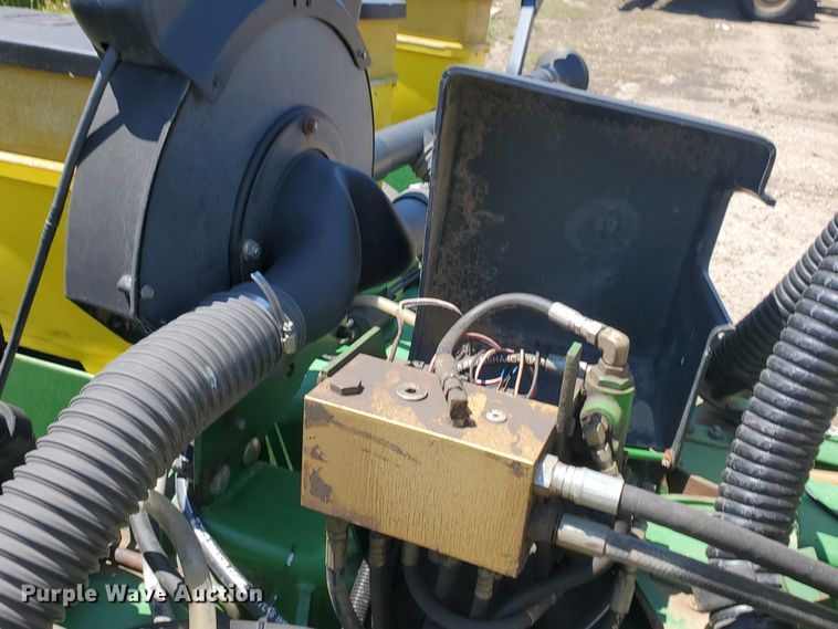 image for item IT9752 John Deere 7200 Max Emerge 2  planter