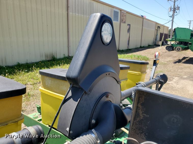 image for item IT9752 John Deere 7200 Max Emerge 2  planter