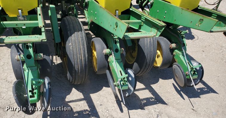 image for item IT9752 John Deere 7200 Max Emerge 2  planter