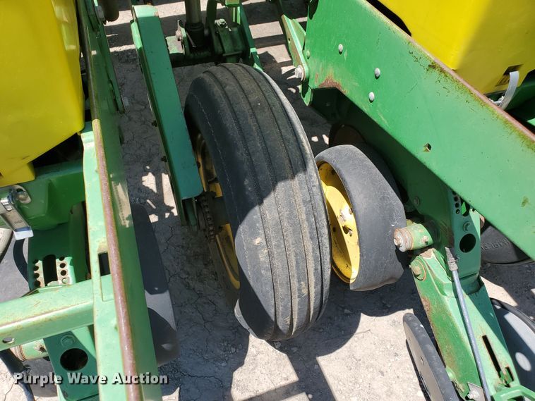 image for item IT9752 John Deere 7200 Max Emerge 2  planter