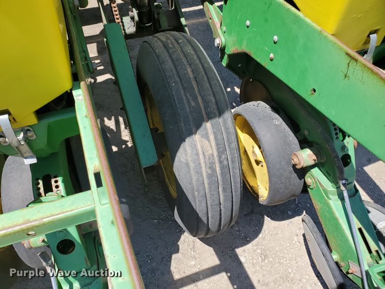 image for item IT9752 John Deere 7200 Max Emerge 2  planter