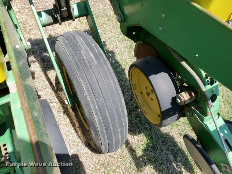 image for item IT9752 John Deere 7200 Max Emerge 2  planter