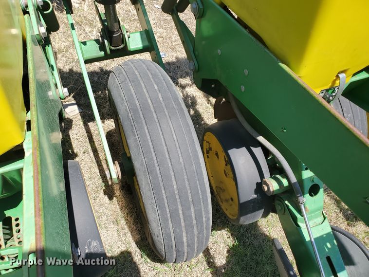 image for item IT9752 John Deere 7200 Max Emerge 2  planter