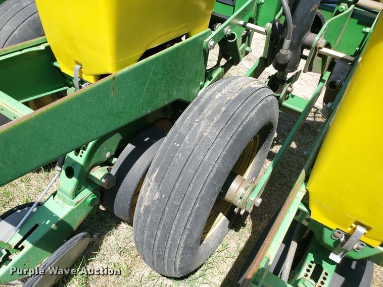 image for item IT9752 John Deere 7200 Max Emerge 2  planter