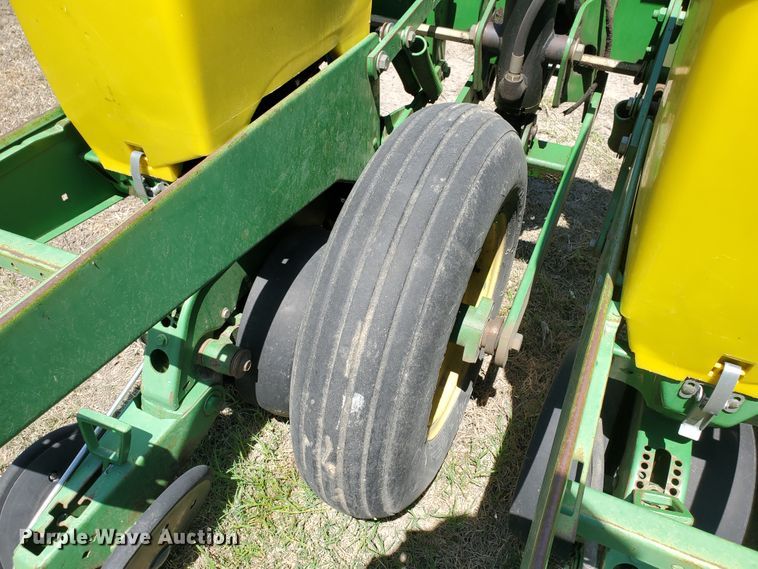 image for item IT9752 John Deere 7200 Max Emerge 2  planter