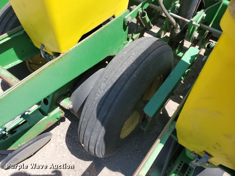 image for item IT9752 John Deere 7200 Max Emerge 2  planter