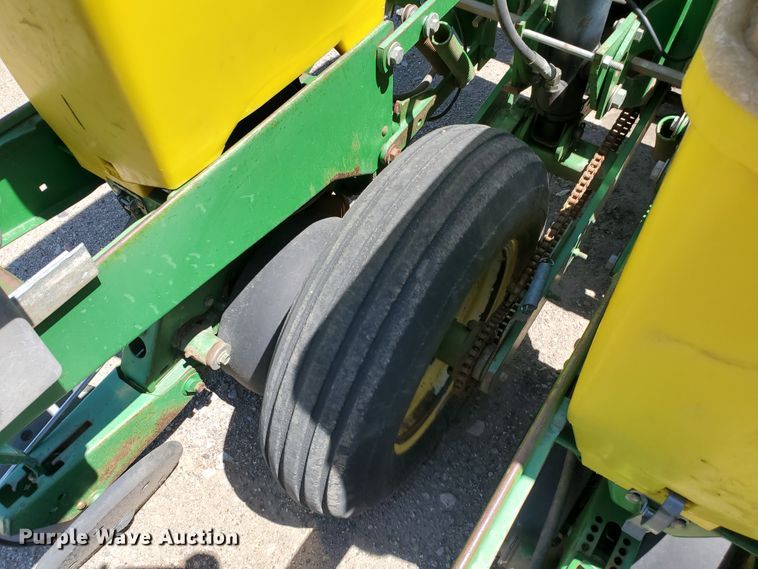 image for item IT9752 John Deere 7200 Max Emerge 2  planter