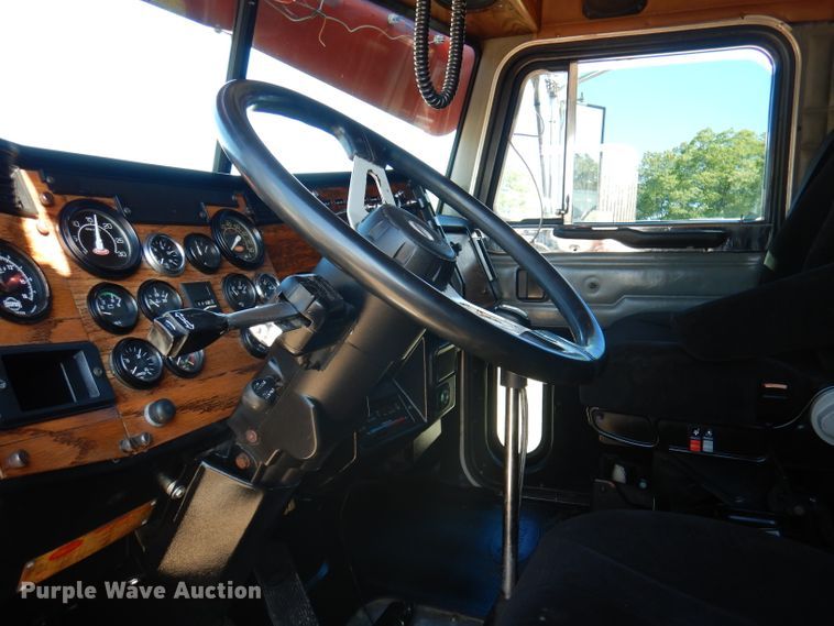 image for item DA5297 1993 Peterbilt 378  semi truck