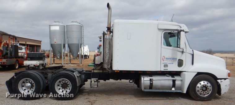 image for item DH5464 2000 Freightliner Century Classic  semi truck