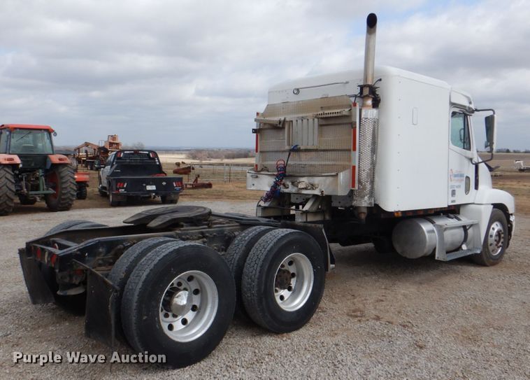 image for item DH5464 2000 Freightliner Century Classic  semi truck