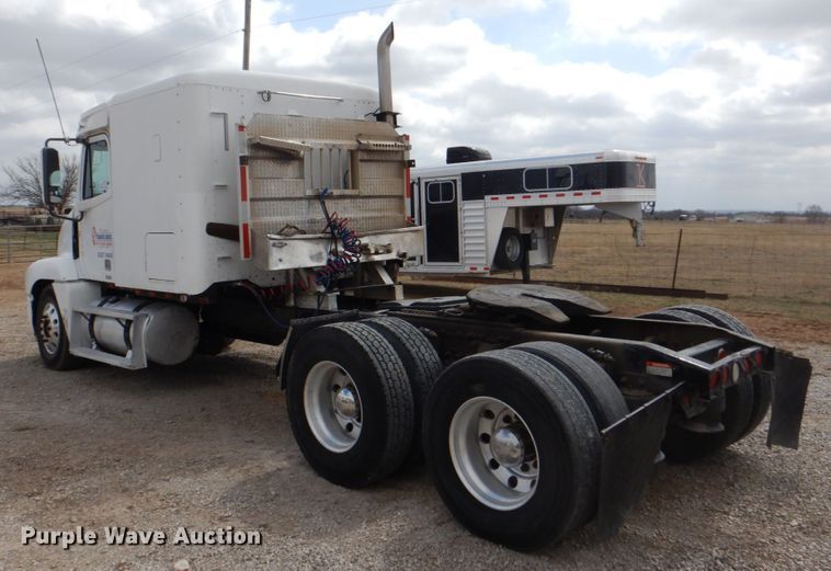 image for item DH5464 2000 Freightliner Century Classic  semi truck