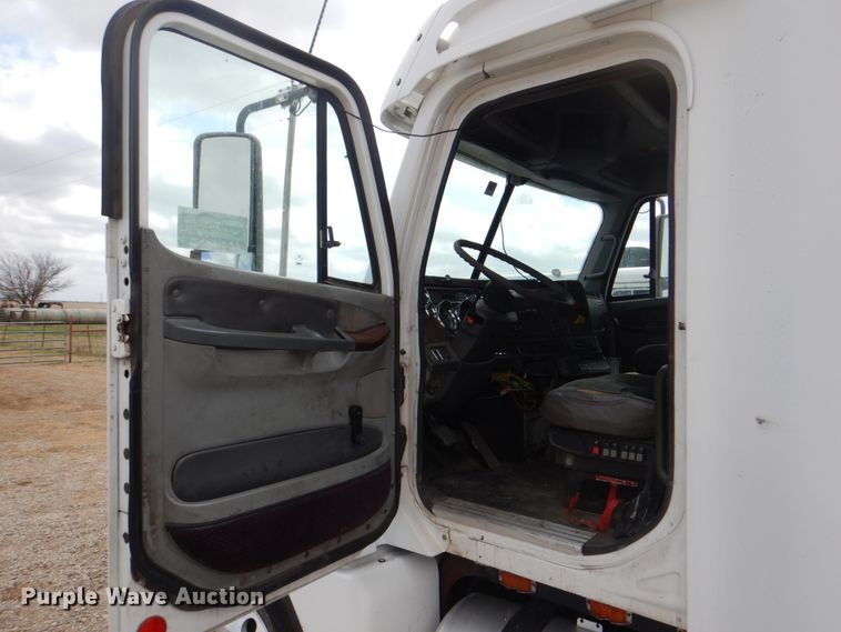 image for item DH5464 2000 Freightliner Century Classic  semi truck