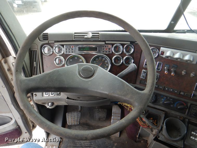 image for item DH5464 2000 Freightliner Century Classic  semi truck