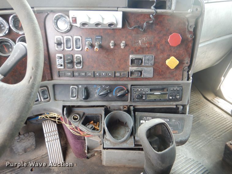 image for item DH5464 2000 Freightliner Century Classic  semi truck