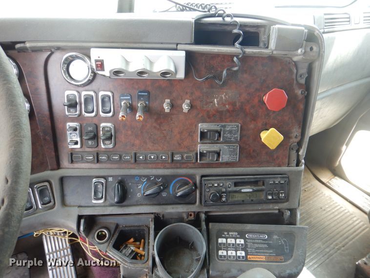 image for item DH5464 2000 Freightliner Century Classic  semi truck