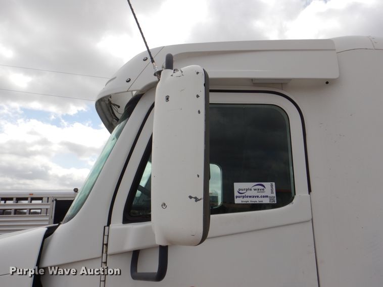 image for item DH5464 2000 Freightliner Century Classic  semi truck