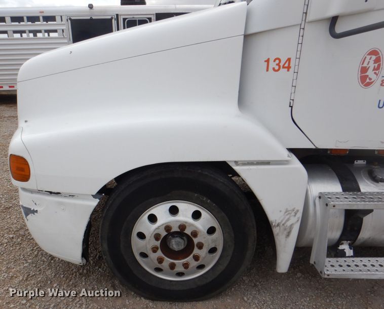 image for item DH5464 2000 Freightliner Century Classic  semi truck