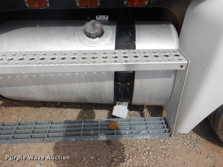 image for item DH5464 2000 Freightliner Century Classic  semi truck