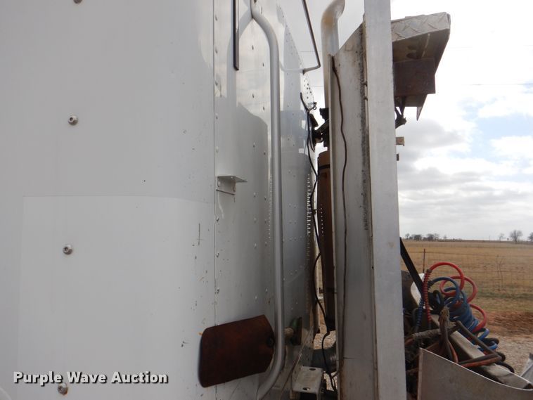 image for item DH5464 2000 Freightliner Century Classic  semi truck