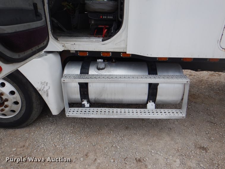 image for item DH5464 2000 Freightliner Century Classic  semi truck