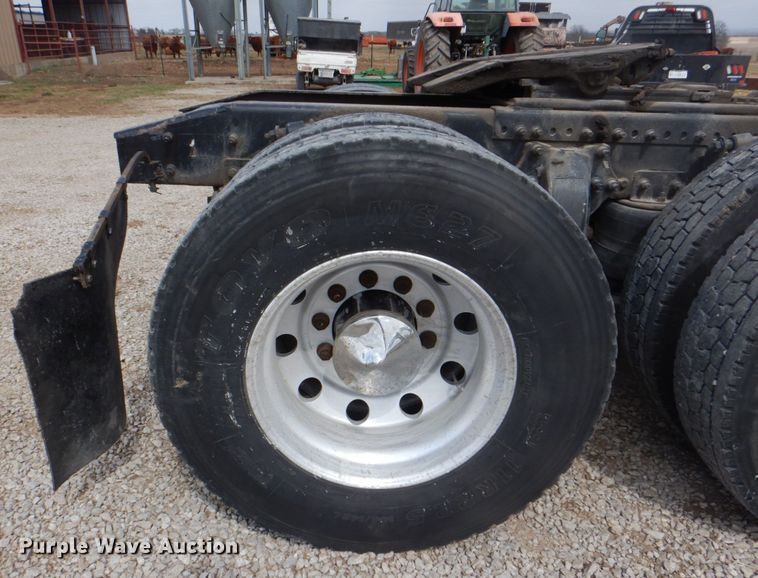 image for item DH5464 2000 Freightliner Century Classic  semi truck