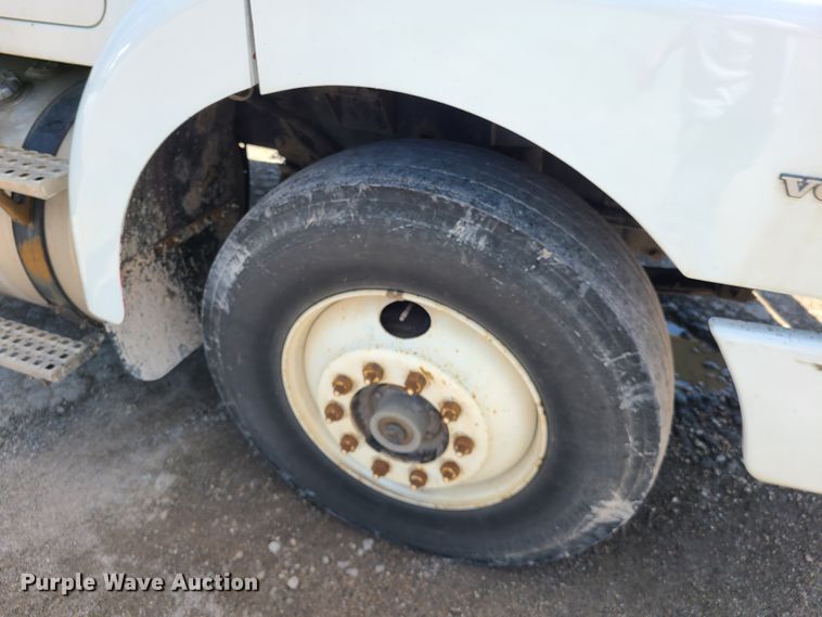 image for item DH5989 1996 Volvo WG  semi truck with trailer