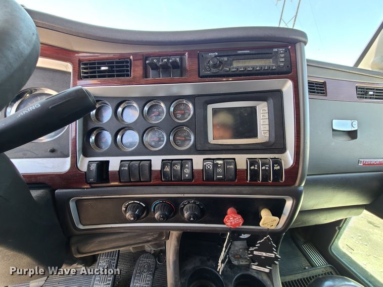 image for item DH5990 2009 Kenworth T600  semi truck