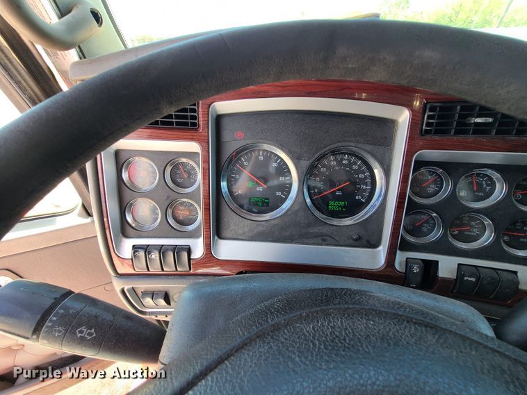 image for item DH5990 2009 Kenworth T600  semi truck