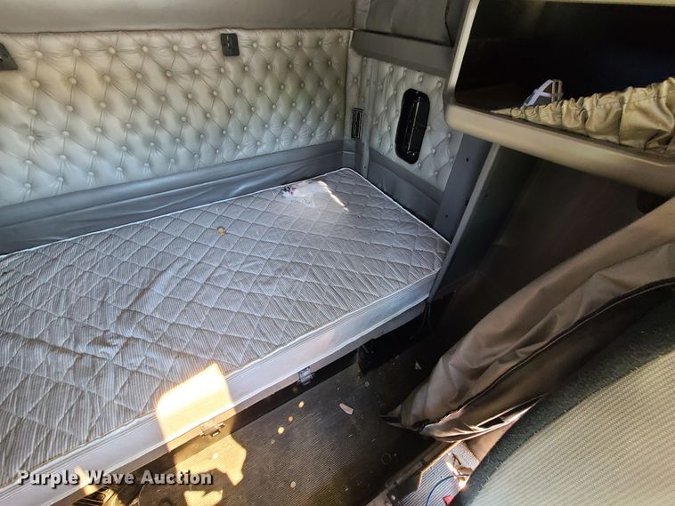 image for item DH5990 2009 Kenworth T600  semi truck