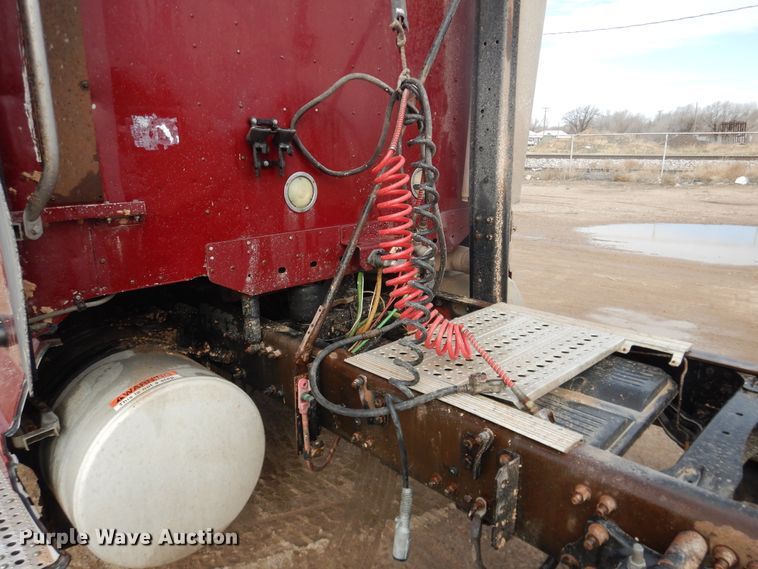 image for item DJ1163 2005 Freightliner Columbia  semi truck