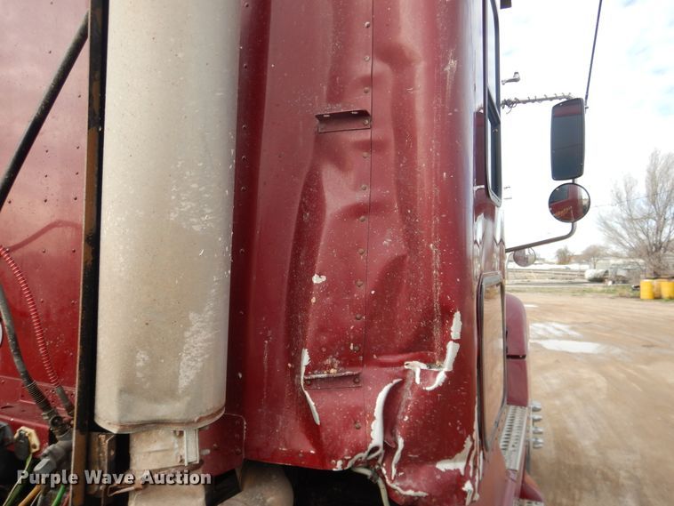 image for item DJ1163 2005 Freightliner Columbia  semi truck