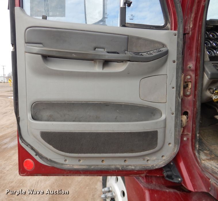 image for item DJ1163 2005 Freightliner Columbia  semi truck