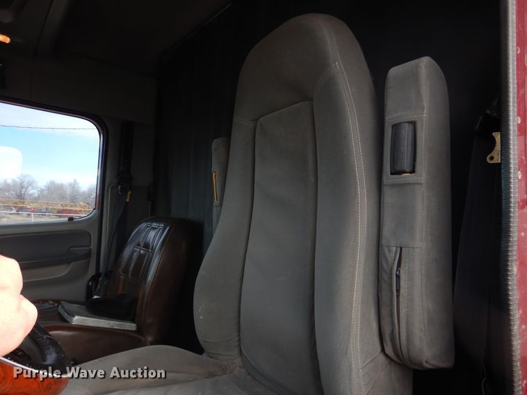 image for item DJ1163 2005 Freightliner Columbia  semi truck