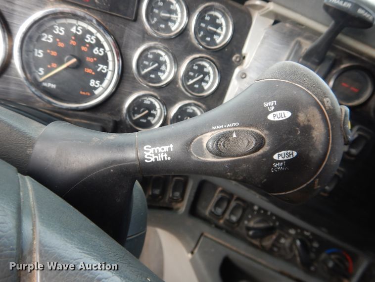 image for item DJ1163 2005 Freightliner Columbia  semi truck