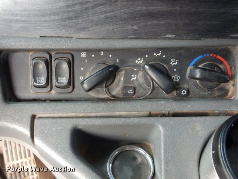 image for item DJ1163 2005 Freightliner Columbia  semi truck