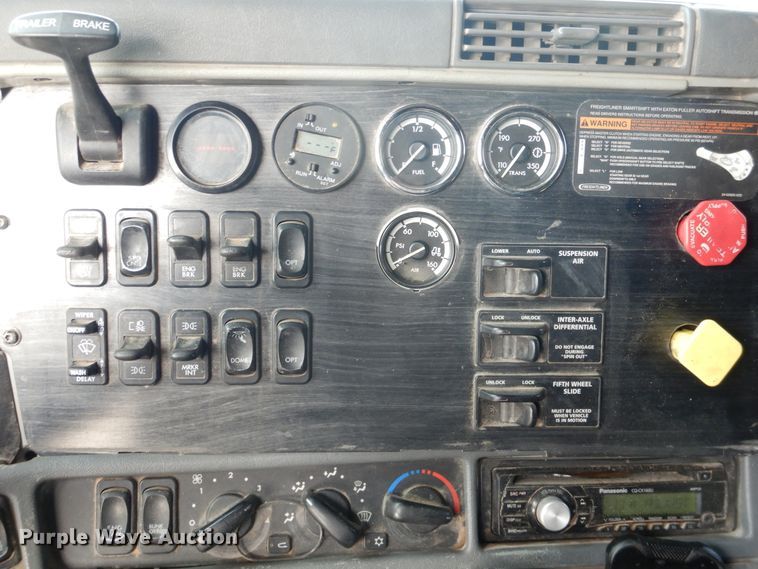 image for item DJ1163 2005 Freightliner Columbia  semi truck