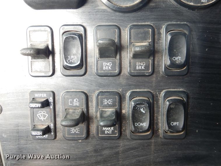 image for item DJ1163 2005 Freightliner Columbia  semi truck