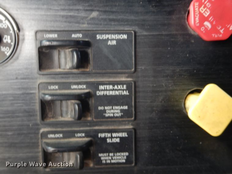 image for item DJ1163 2005 Freightliner Columbia  semi truck