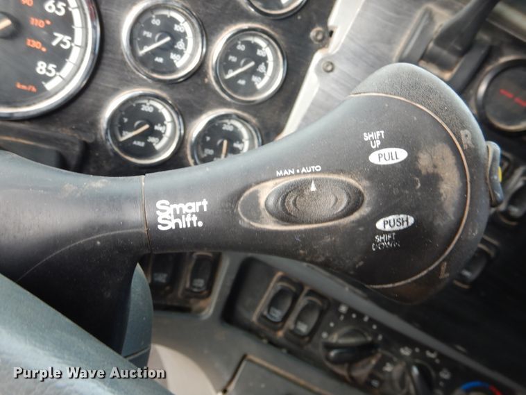 image for item DJ1163 2005 Freightliner Columbia  semi truck