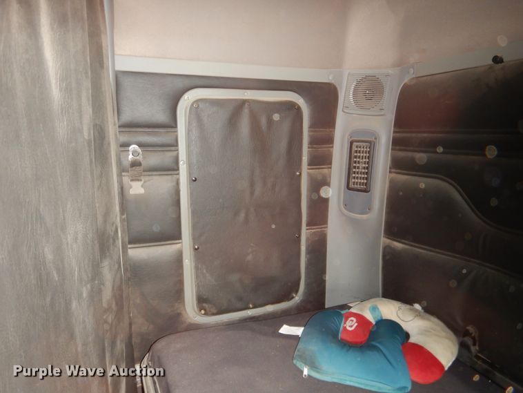 image for item DJ1163 2005 Freightliner Columbia  semi truck