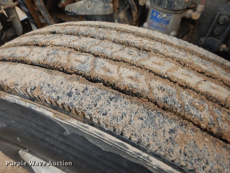 image for item DJ1163 2005 Freightliner Columbia  semi truck