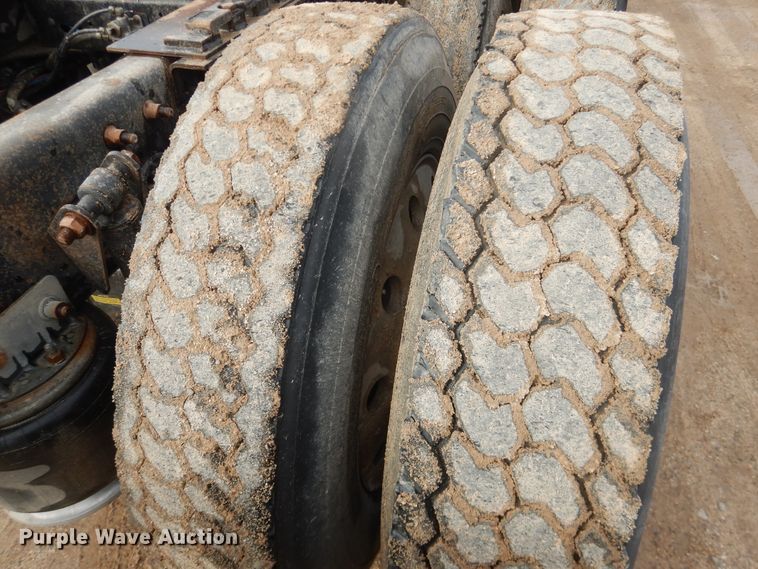 image for item DJ1163 2005 Freightliner Columbia  semi truck