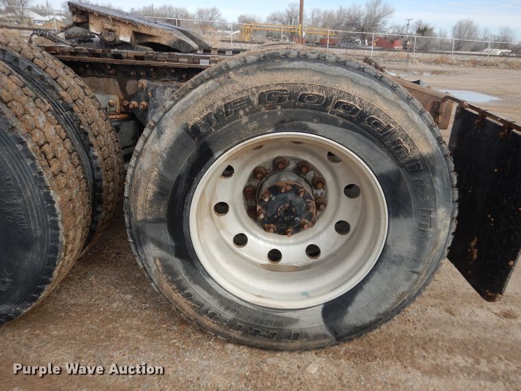 image for item DJ1163 2005 Freightliner Columbia  semi truck