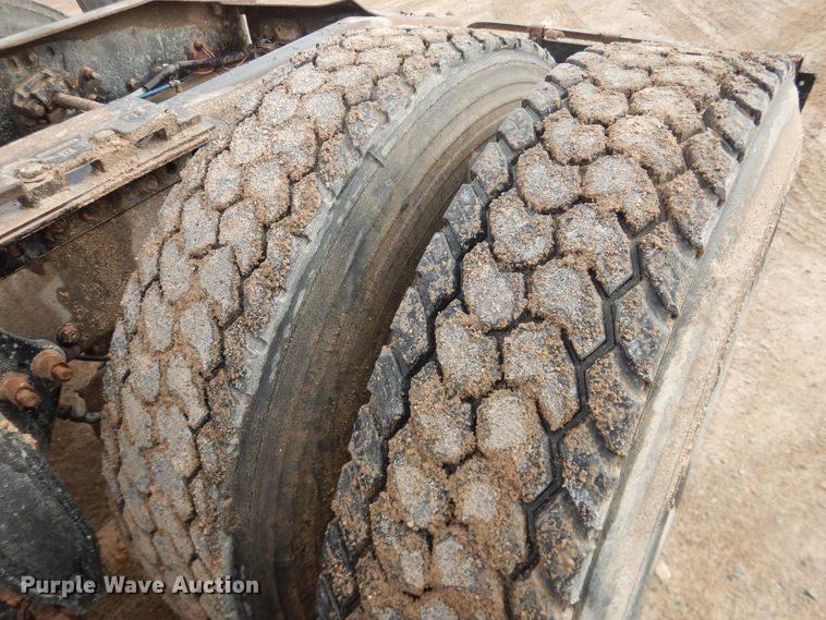 image for item DJ1163 2005 Freightliner Columbia  semi truck