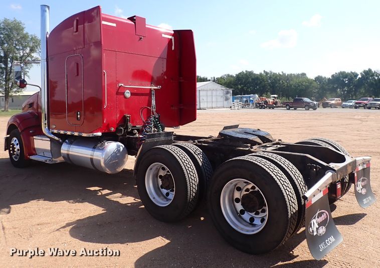 image for item DJ5675 2007 Peterbilt 386  semi truck