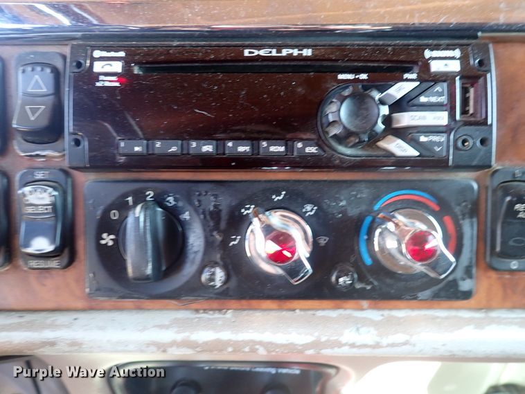 image for item DJ5675 2007 Peterbilt 386  semi truck